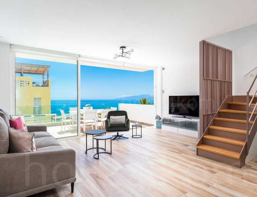 Villa Linda - Großzüger moderner Wohnbereich mit Blick auf den großen Balkon und das Meer