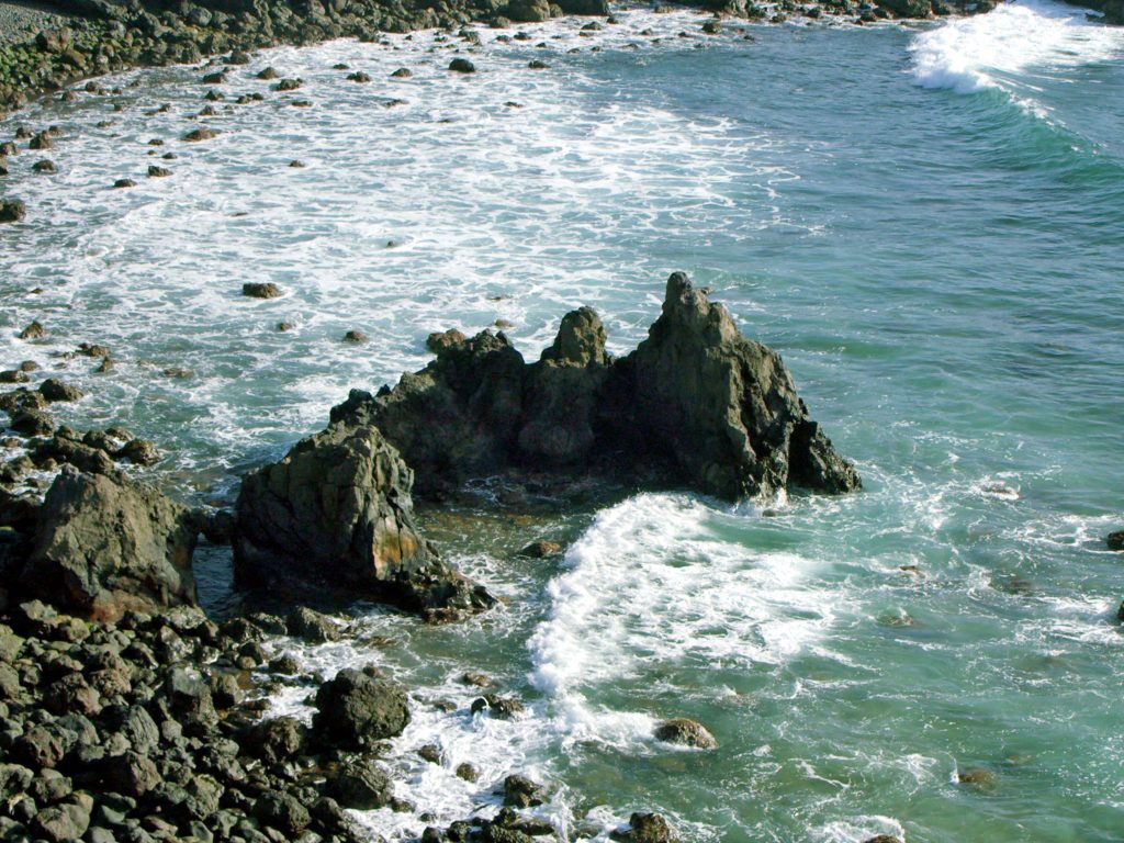 Alcada auf Teneriffa - Vulkanstrand mit schwarzen Steinen