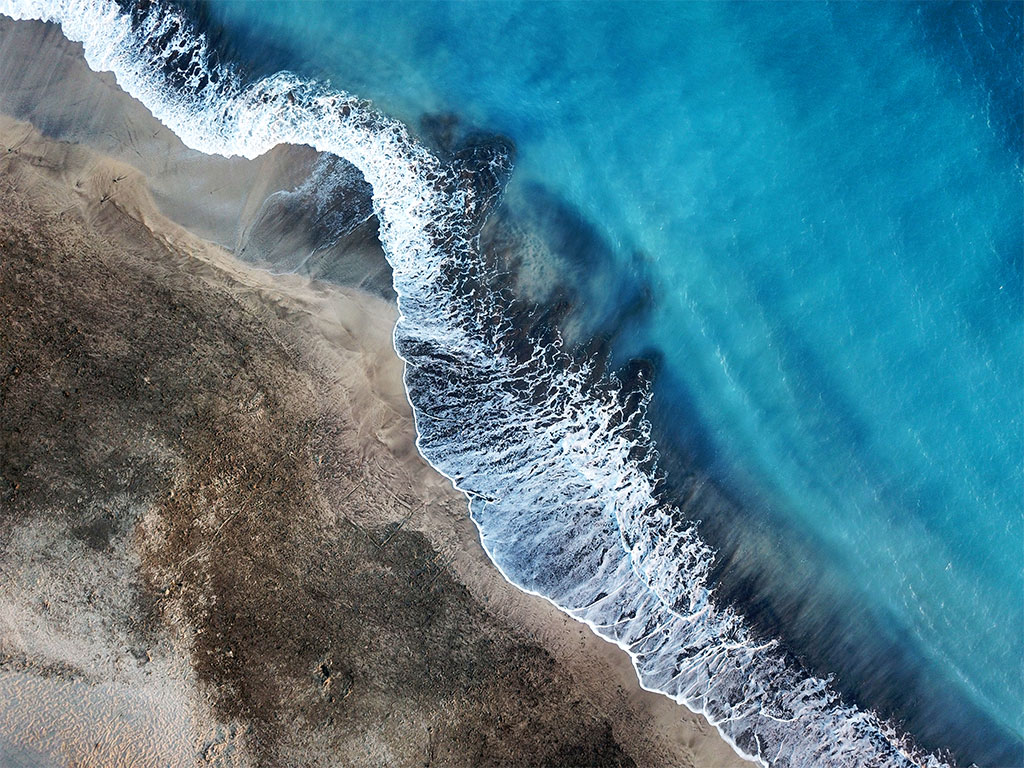 Einsamer Strand mit Wellen an der Kueste Tenerifas
