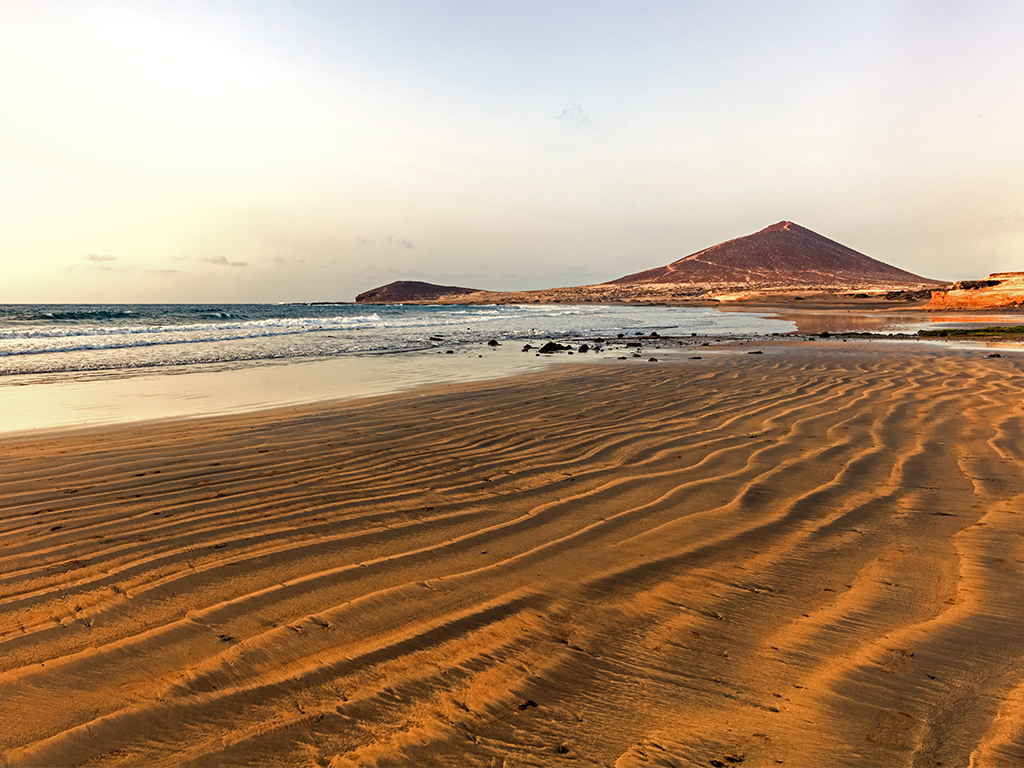 El-Medano auf Teneriffa - Strand mit rotem Berg im Hintergrund