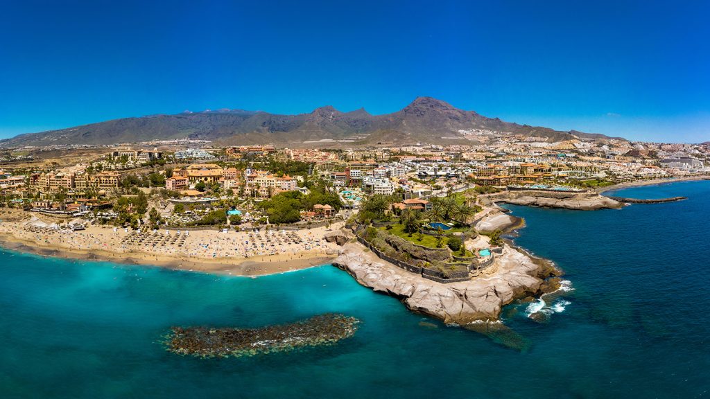 Costa Adeje Ansicht auf Ferienhäuser auf Teneriffa aus der Höhe vom Atlantikr auf die Küste